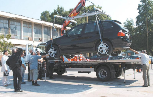 Операцията по вдигането на джипа се проведе на паркинга пред “Кончето”, където занапред ще се помещава автомобилният “арест”
