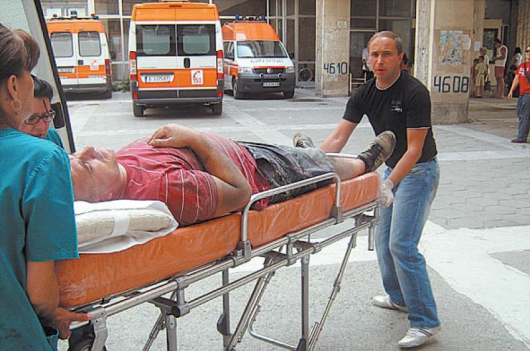 Падналият от 3-метрова стълба Г. Сухолов е приет в болница със счупен прешлен