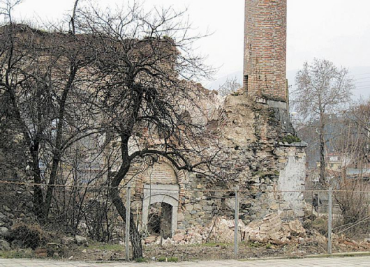 Почти в центъра на Гоце Делчев стара джамия от 15-и век, обявена за паметник на културата, е оставена да се руши заради нерешени до момента спорове