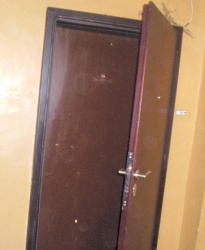 Зад тази врата тече усилен ремонт на новозакупения апартамент от Пламен Миланов на третия етаж в блок 5 в жк “Бистрица” в Дупница