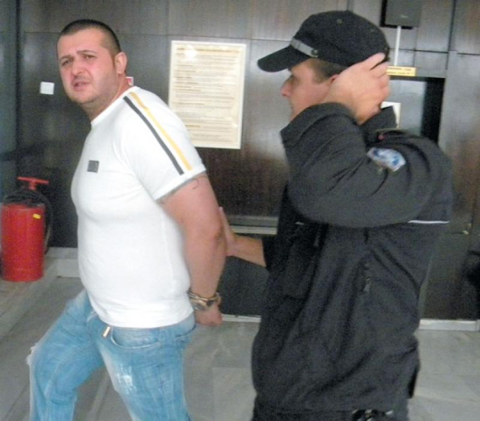 В. Петров-Бахамата беше доведен в съда под полицейски конвой, с белезници на ръце