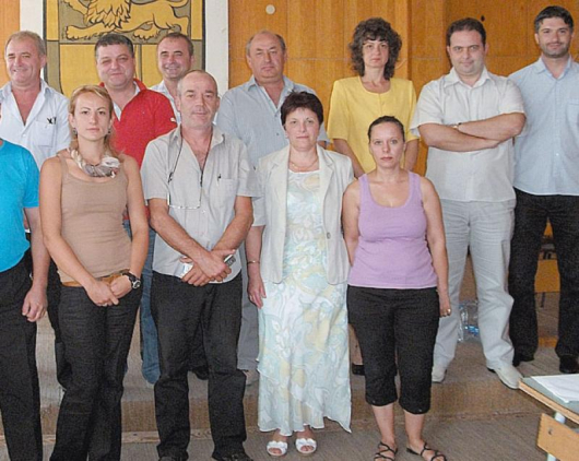 Снимка за спомен от последната сесия на Общинския съвет в Кресна, най-вдясно е вече бившият кмет Ил. Кръстев