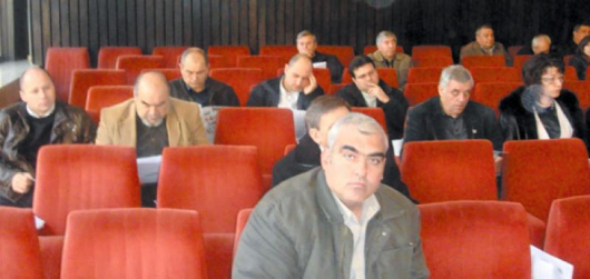 Червените съветници седнаха два реда зад П. Дангов /на преден план/, преди да го ударят с декларация за отлюспване