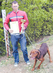 Победителят - кучето Киро, със стопанина си Захари Ангелов от Кресна
