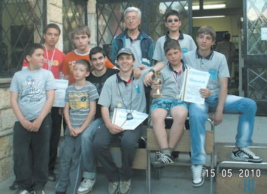 Членовете на клуб “Ракетомоделизъм” с ръководителя си Тонче Радков