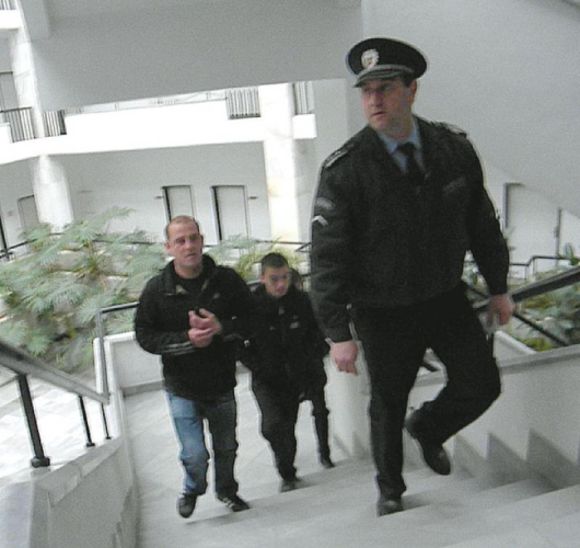Актосъставителят Ст. Филипов води двамата нарушители В. Цветков и Б. Карабельов