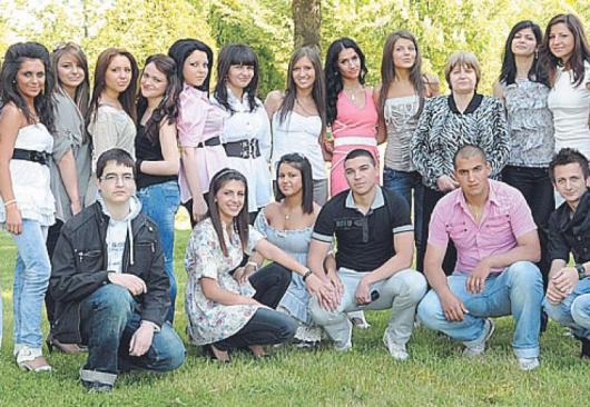 12 “в” клас от гимназия “Пейо Яворов” в град Петрич е най-многобройният от 12-ите класове, 25 са отличниците
