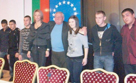 Кметът Андон Тотев със спортистите на 2010 година в Сандански