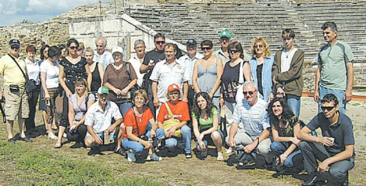 Партийки и партийци пред амфитеатъра на античния град Стоби в Македония 