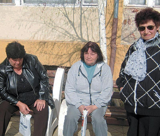 Босилка Димитрова /вдясно/ и част от членовете на пенсионерския клуб в Бобошево търсят пари за спонсорство на певческата група
