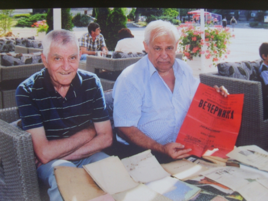 Гл.ас. Иван Хаджийски (вдясно) получава от Димитър Васев ценния архив на Антони Коканов