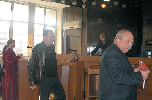 Д. Самарджиев /в средата/ обяви, че ще обжалва решението на съда