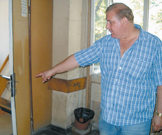 Управителят на патронажа Иван Радевски показва разбитата брава