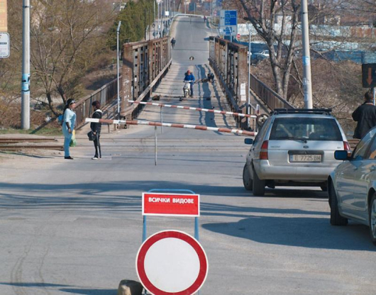 До края на седмицата мостът ще бъде затворен, за да се ремонтират пропадналите участъци