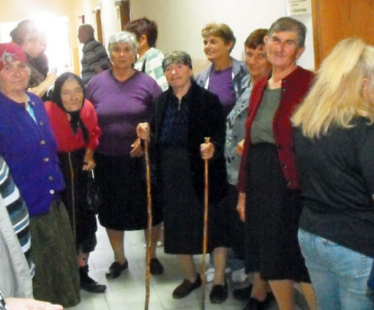 Бабите на Крушица си поемат дъх след вероломните стълби към кабинета на общинския управник