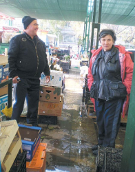 Търговците на кооперативния пазар в Дупница Ивайло Хаджийски и Зорка Петрова стоят във вода, докато продават на сергиите