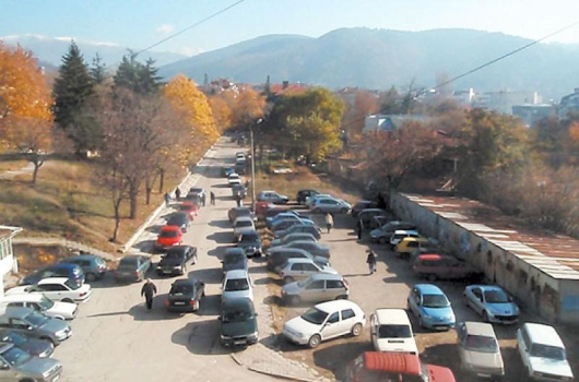 Дворът на болницата от 3 седмици е превърнат в огромен безплатен паркинг