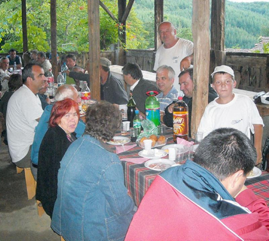 Жителите на с. Горно Хърсово седнаха на обща трапеза в чест на победата на ГЕРБ
