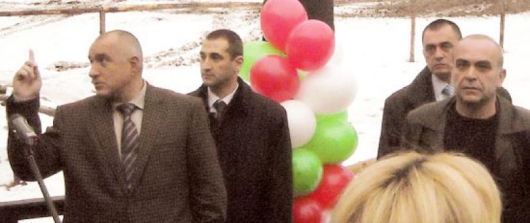 К. Паскалев и Б. Борисов на Картала си обещаха да оправят пътя към курорта точно на 30 декември 2009 г.