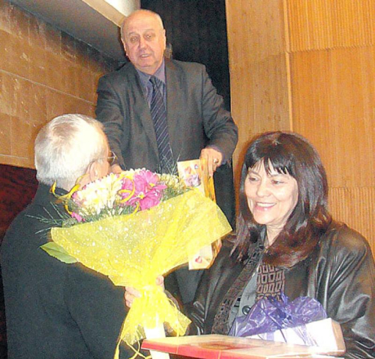 Мария Попова получи разкошен букет и подарък от двамата първи - кметa Атанас Янев и председателя Явор Тодоров