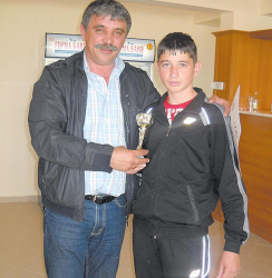 Депутатът Митко Захов поднесе купа, осигурена от ГЕРБ, на 15-годишния Николай Кльонтов за най-добър млад перспективен състезател