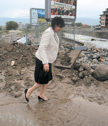 С елегантните си обувки К. Нинова смело нагази в калта при посещението си в Банско