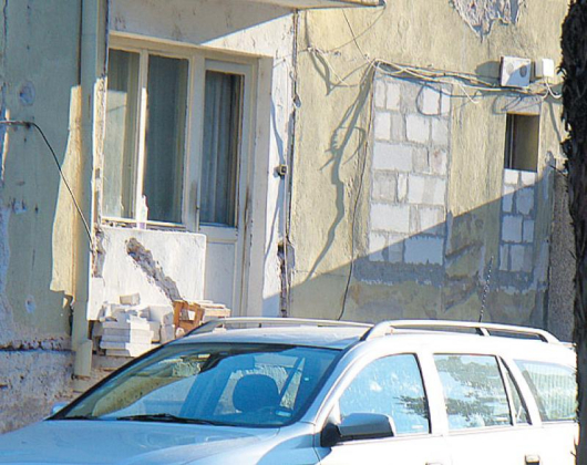Инж. Вълков зазида прозорците на апартамента си без разрешение от общината