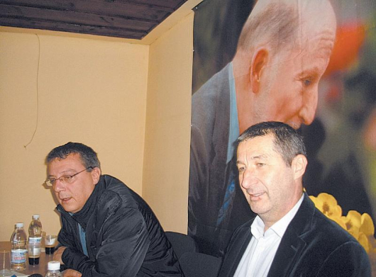 Вл. Каролев /вдясно/ с Васил Иванов, областния координатор на НДСВ Кюстендил, направи изявление пред журналистите
