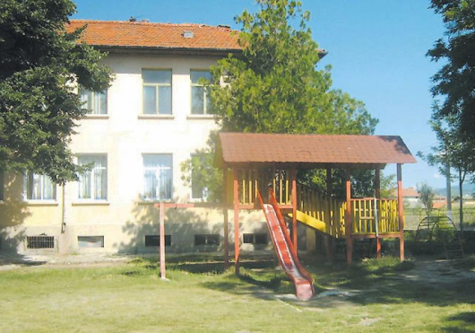 Училището в село Хвостяне което кметът Башев предлага да бъде закрито поради многото маломерни паралелки