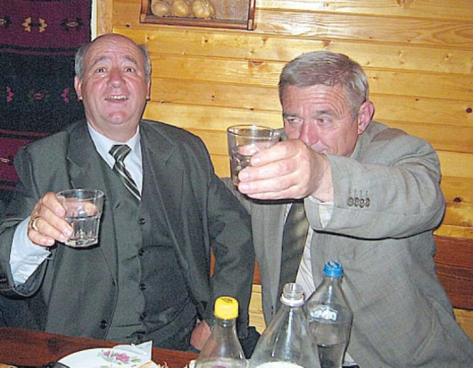 Ив. Василев и Д. Стоянов вдигат тост в чест на 9 май