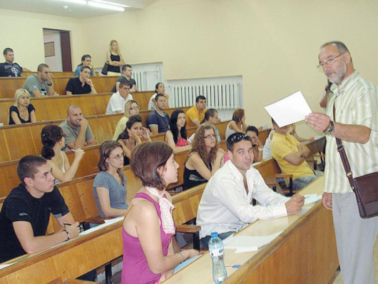 Доц. К. Паев дава последни разяснения на кандидат-студентите по история