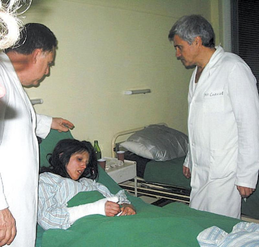 Медикът д-р Христо Спасов /вдясно/ до леглото на пациентка по времето, когато практикуваше в кюстендилската болница