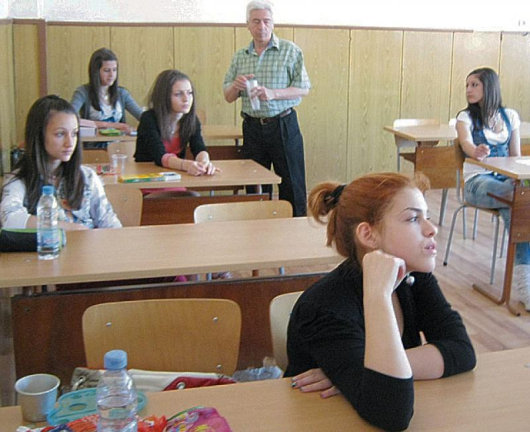 Председателят на изпитната комисия Ж. Янев раздаде чашки за вода на кандидат-гимназистите