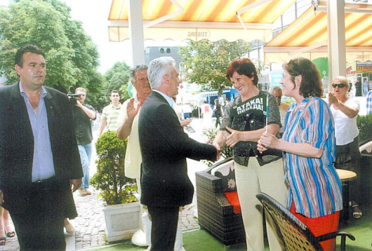 Волен Сидеров се ръкува със случайни минувачи в Благоевград при посещението си в сряда
