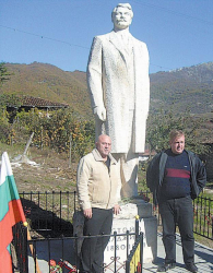 Красимир Каракачанов и внукът на Стою Хаджиев - Димитър, пред реставрирания паметник