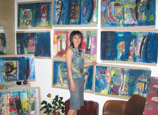 Галеристката Ани Топалова показва картините, които е спазарила, макар че В. Терзийски не дойде на изложбата си