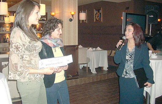 Стипендиантките Радмила и Поли /отляво наясно/ получават чековете си от нотариус Милена Тодорова