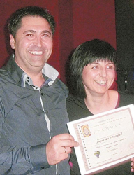 Димитър Петров и съпругата му с диплом за първенец-производител на червено вино