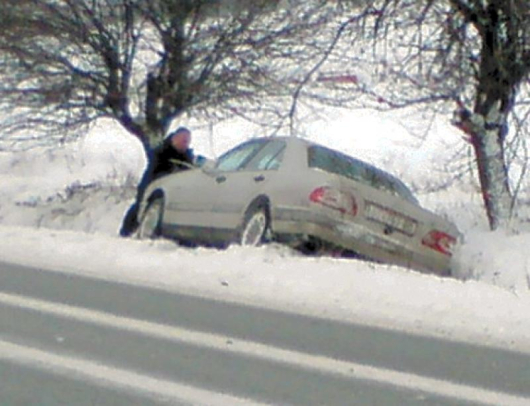 Митре Стойковски се опитва сам да извади автомобила от крайпътната канавка