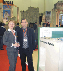 Фиданка Котева на щанда на Шарлопов хотелс на туристическата борса в Истанбул