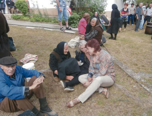 Корнелия Нинова разговаря с пенсионерки от община Симитли на курбана на празника Свети Дух