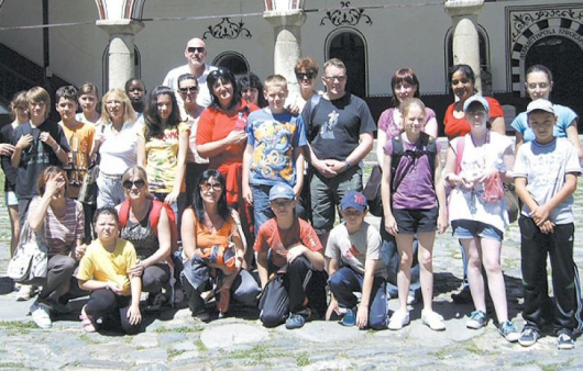 Благоевградските ученици и родителите им с новите си приятели от Англия и Германия на Рилския манастир