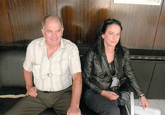 Хр. Владиков и дъщеря му Красимира в добро настроение чакат решението на съда