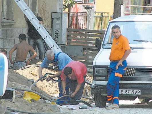 12.35 ч. в събота, работници правят последни приготовления за събаряне на двуетажната къща