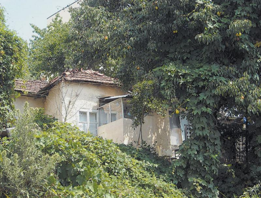 Къщата е закрита от дървета откъм улица “Славянска”, част от имота попада в пътя и пречи на новия водопровод
