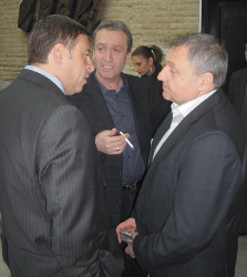 Кметът Ат. Камбитов, червеният съветник Е. Костадинов и областният управител К. Хаджигаев /отляво надясно/ дебатират бюджета в една от почивките