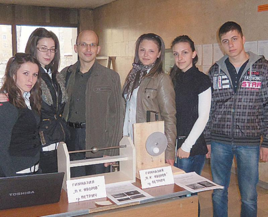 Преподавателят Г. Малчев със своите възпитаници пред изобретения от тях уред