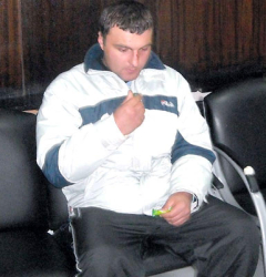 Емил Риндаков изчака пред съдебна зала, за да чуе какво ще бъде наказанието му