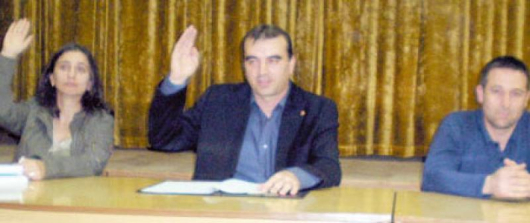 Секретарят Димитър Пейчев /вдясно/ не гласува за преминаването групово във ВМРО-НИЕ, до него е председателят Димитър Хардалиев
