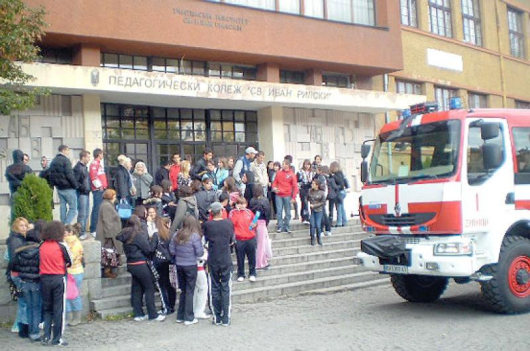 Късо съединение в елинсталацията в ПГ по облекло в Дупница предизвика паника и всички ученици бяха евакуирани